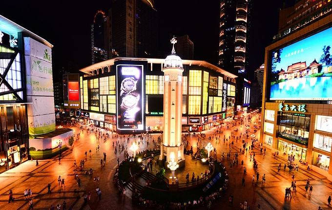 解放碑
重庆最繁华的商业中心,商场多、小吃多、美女多，是步行街“三多特色”